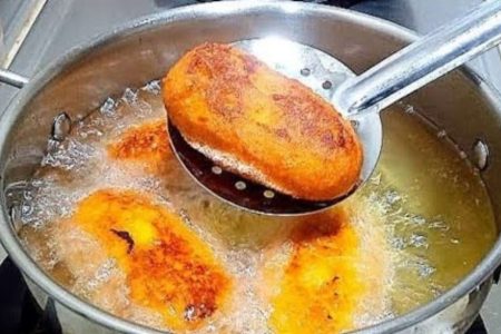 ബ്രഡും പഴവും കൊണ്ട് നല്ലൊരു പലഹാരം ഉണ്ടാക്കിയെടുക്കാം   Crispy Bread Banana Rolls (Sweet Snack)
