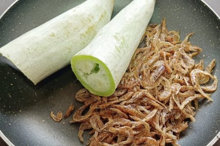 Padavalanga Unakka Konju Thoran (Snake Gourd with Dried Shrimp)